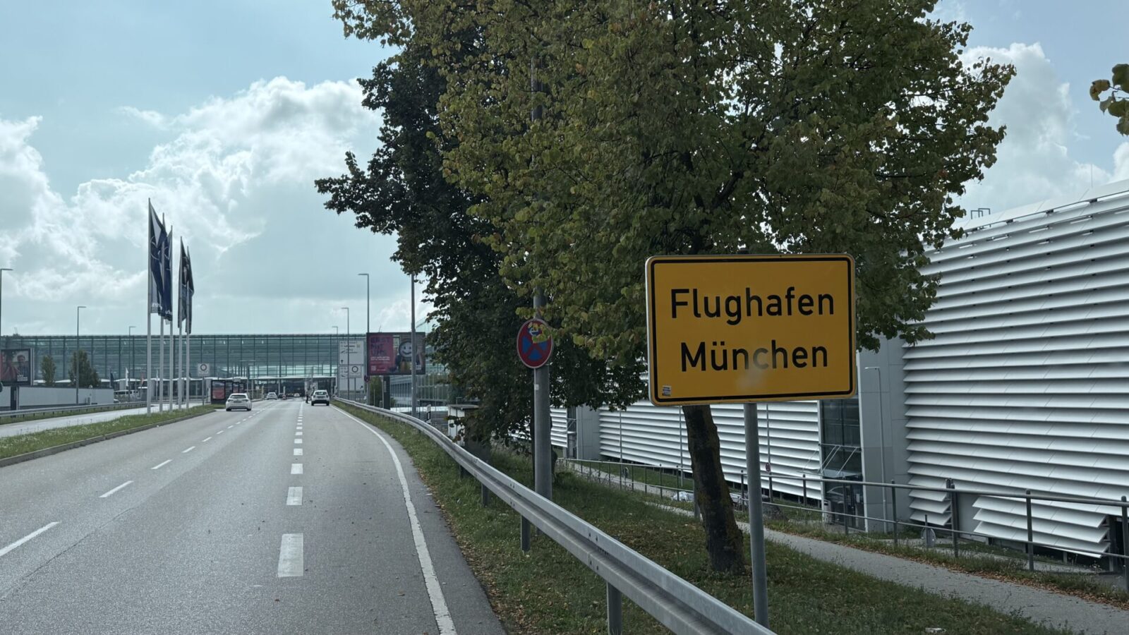Дорожный указатель «Flughafen München» — аэропорт