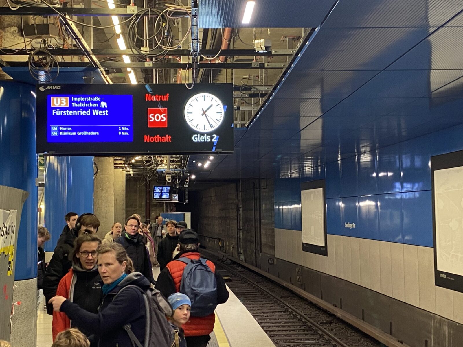 Платформа U-Bahn с указателем SOS — безопасность в метро