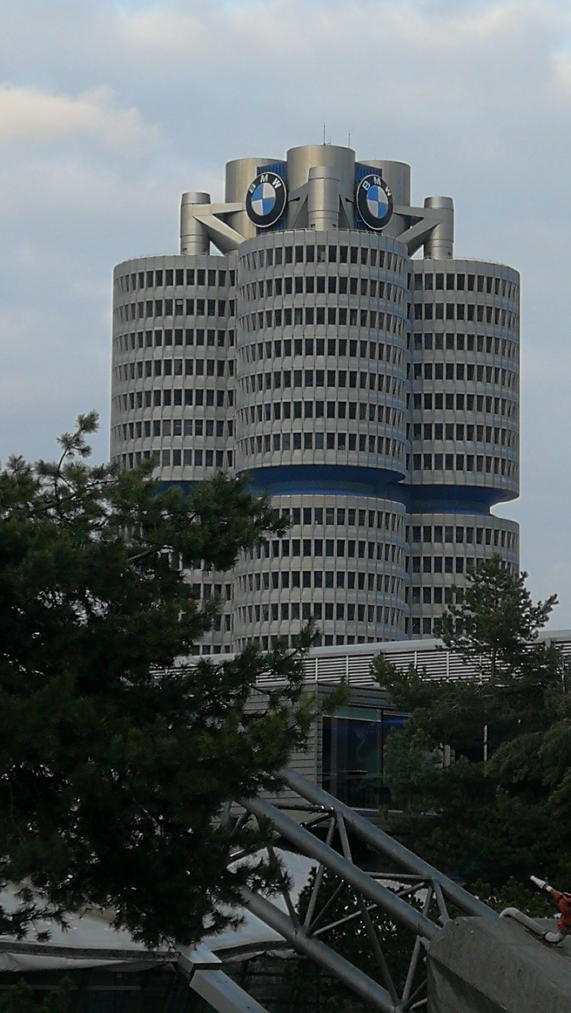 Башня BMW Vierzylinder из Олимпийского парка