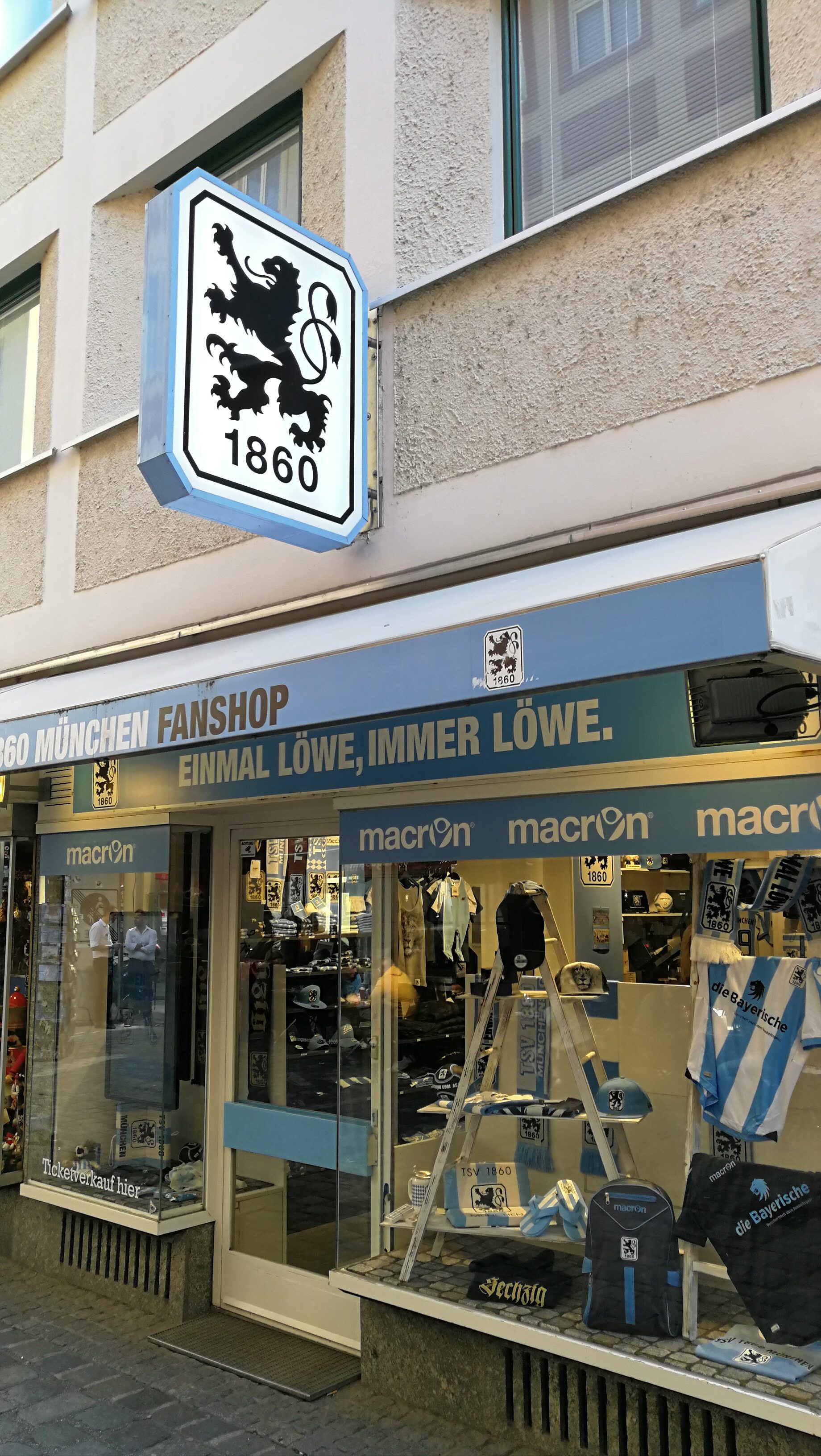 1860 München Fanshop — шоппинг в Мюнхене