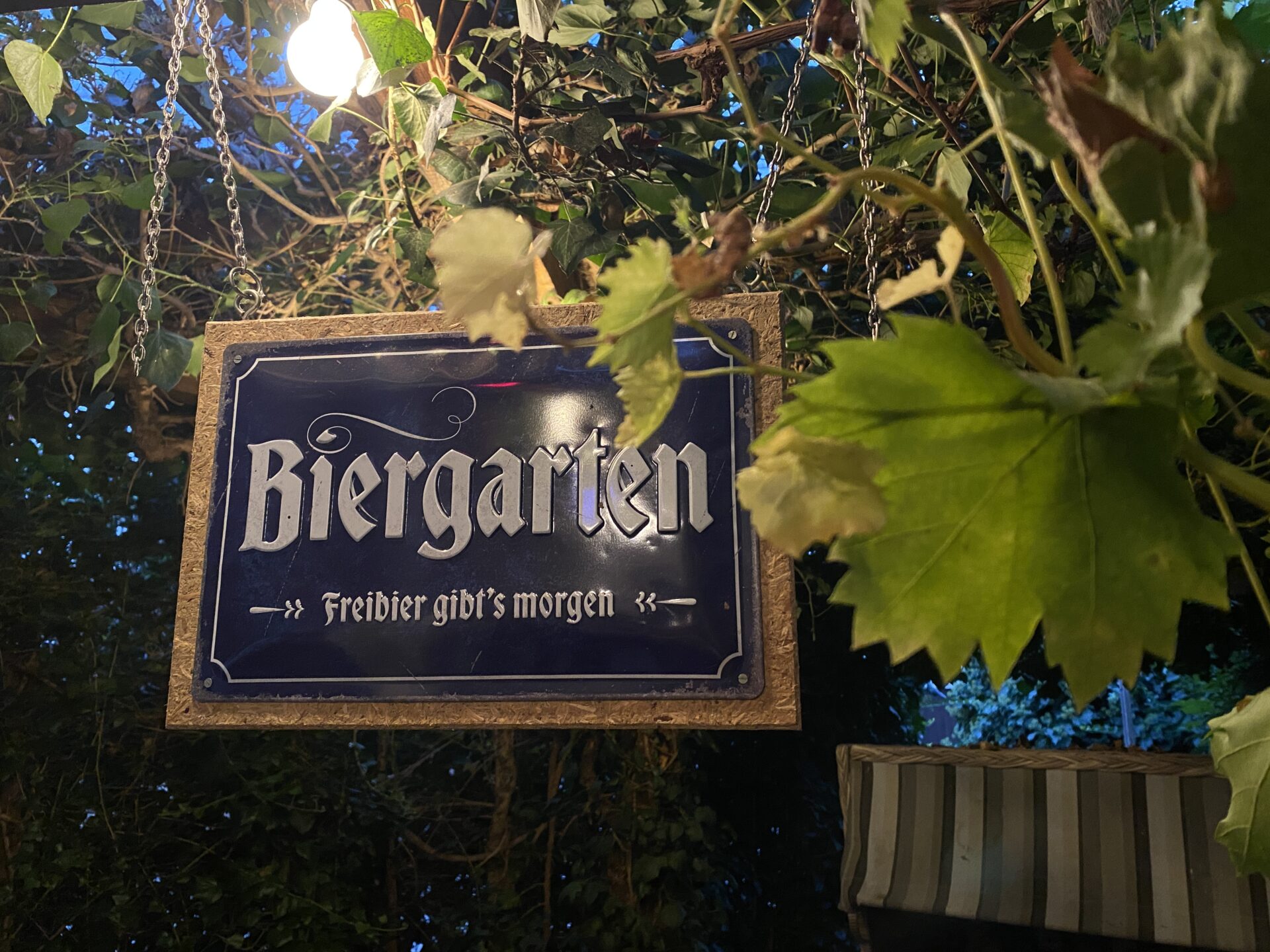 Вывеска Biergarten — уличная еда и пиво в Баварии